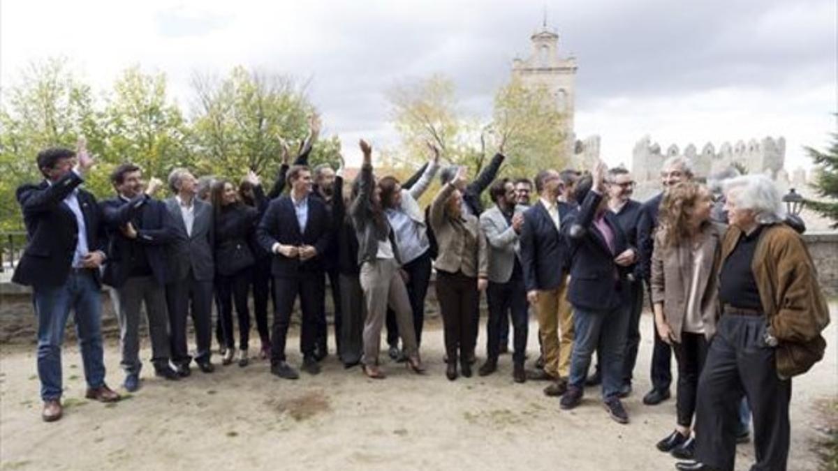 El líder de Ciudadanos, Albert Rivera, rodeado de su ejecutiva, ayer en Ávila, con las murallas al fondo.