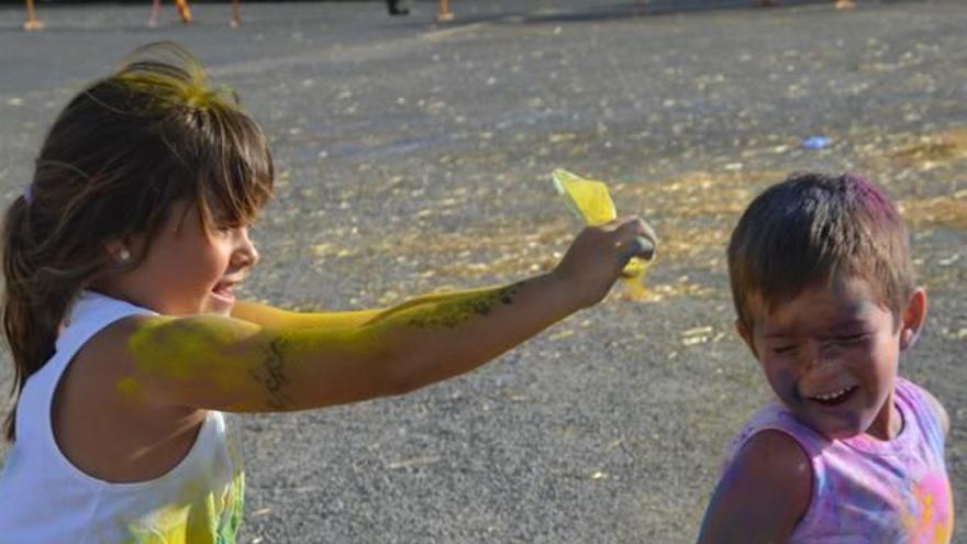 Las primeras olimpiadas rurales, fiesta holi y dj&#039;s entretienen y colorean Cala Millor