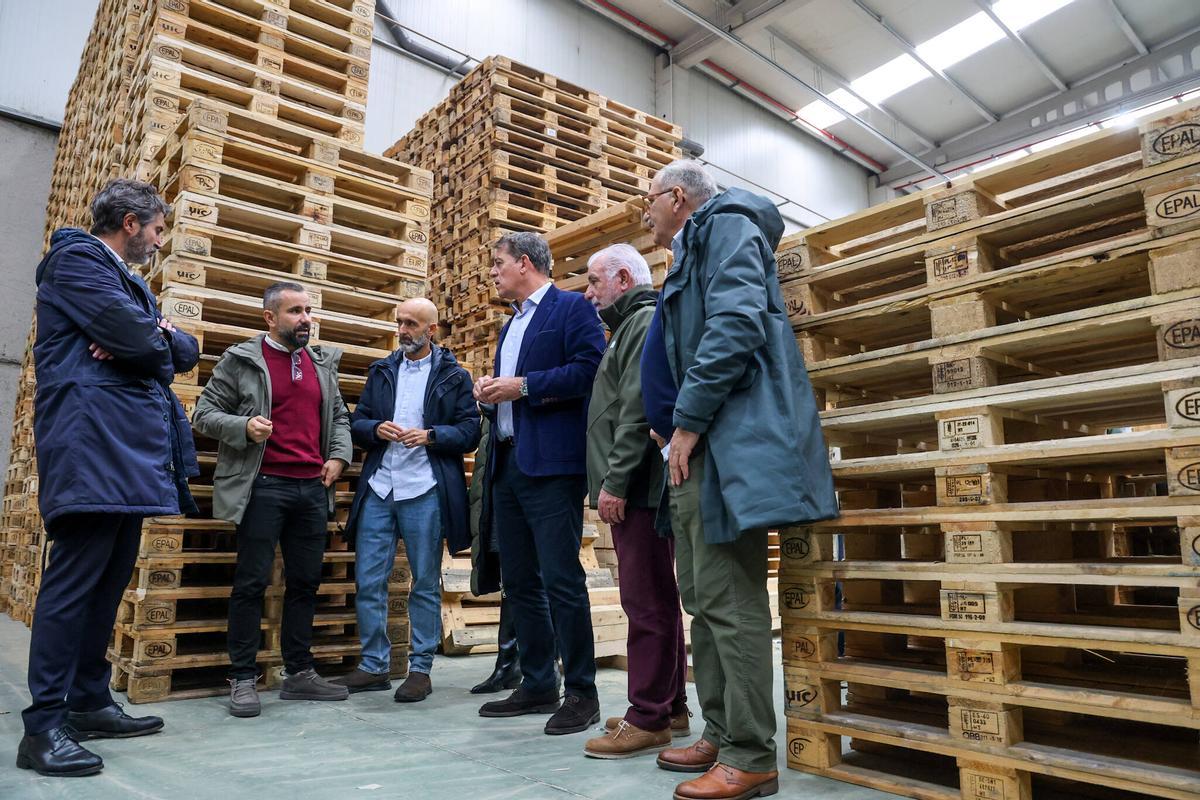 La visita de Besteiro a Embalaxe, esta mañana.