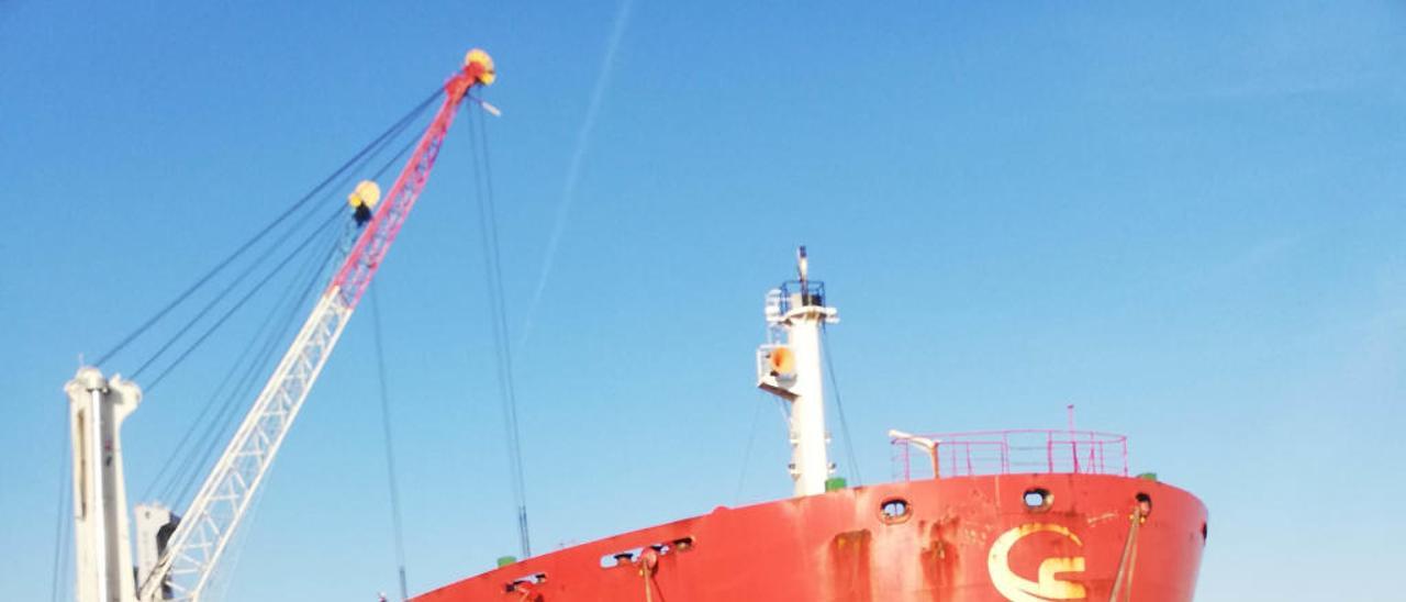 Buque «SBI Carioca», atracado en la terminal Portsur.