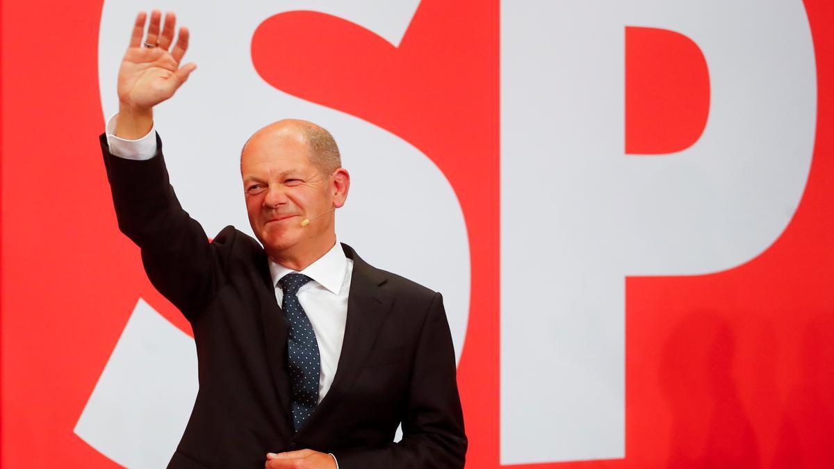 El candidat de l’SPD, Olaf Scholz, saludant ahir a la seu del partit