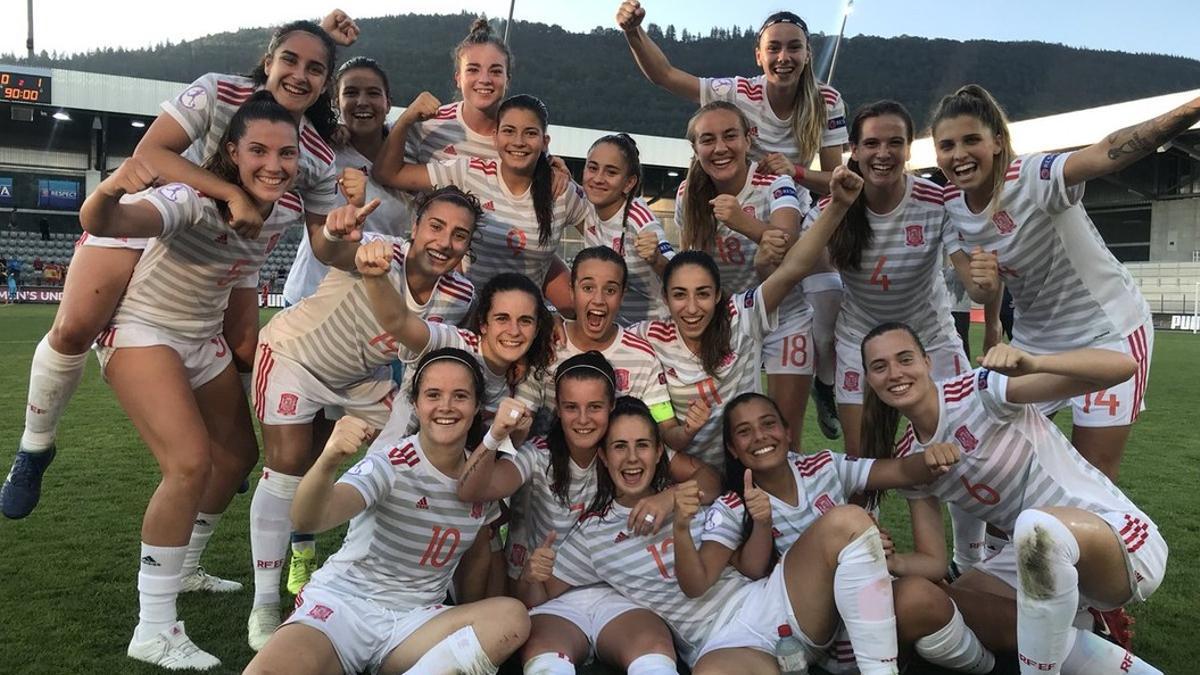 Selección española sub-19 celebrando el pase a la final del Campeonato de Europa