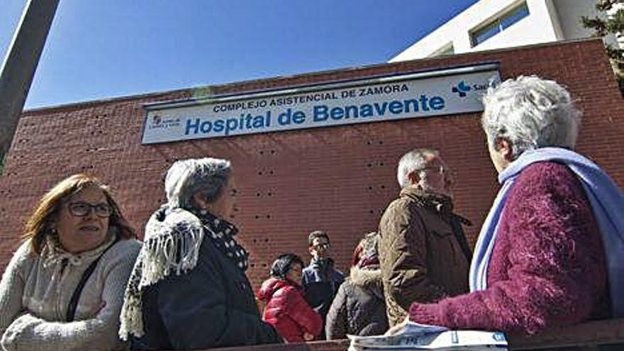 Benaventanos ante el Hospital de Benavente en las protestas de 2014