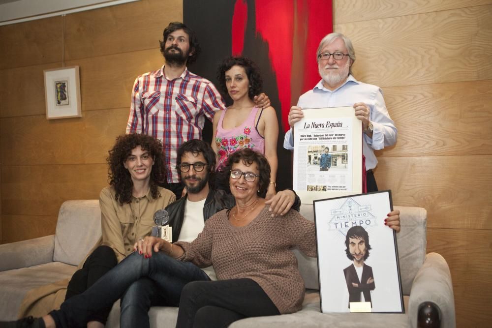 Entrega del premio Asturiano del Mes a Marc Vigil, director de la serie el 'Ministerio del tiempo'