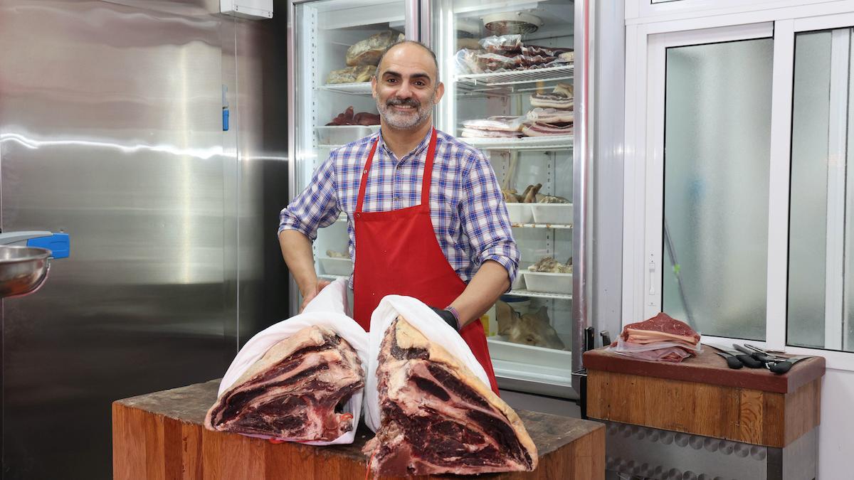 Fernando, detrás del mostrador de la carnicería que lleva su nombre en el número 10 de la rúa Serafín Avendaño, consolidada como una referencia indiscutible para encontrar las mejores carnes en Vigo y en toda la provincia de Pontevedra.
