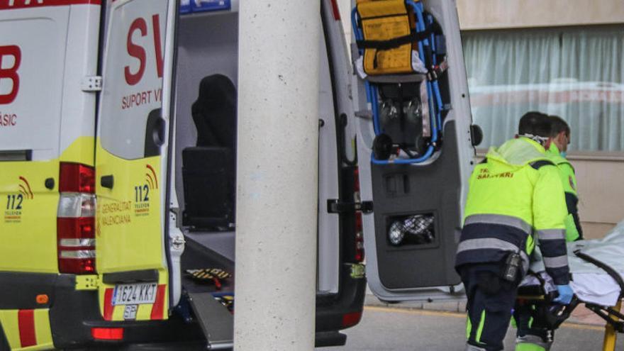 Dos sanitarios trasladan a un enfermo a un hospital, en una imagen de esta semana