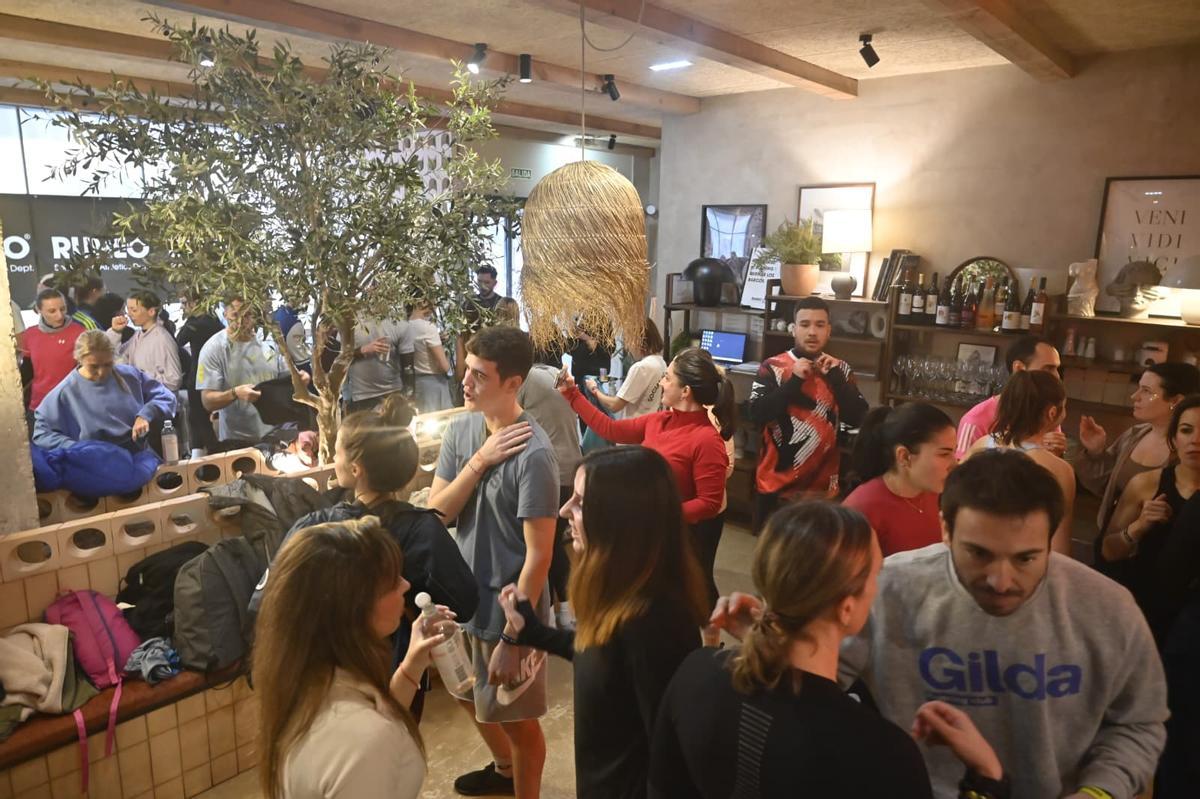 En imágenes | Runneo, el club de 'running' más viral de Zaragoza que mezcla carreras con 'cachondeo'