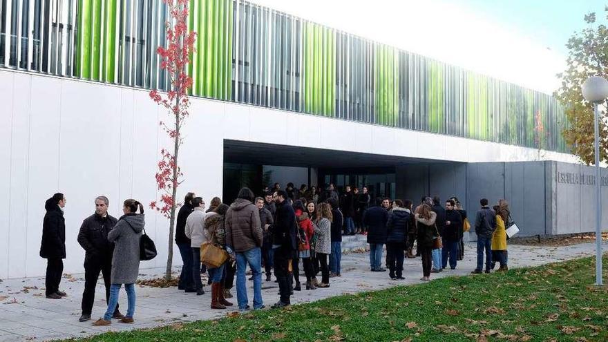 Aspirantes en la puerta de la Escuela de Enfermería.