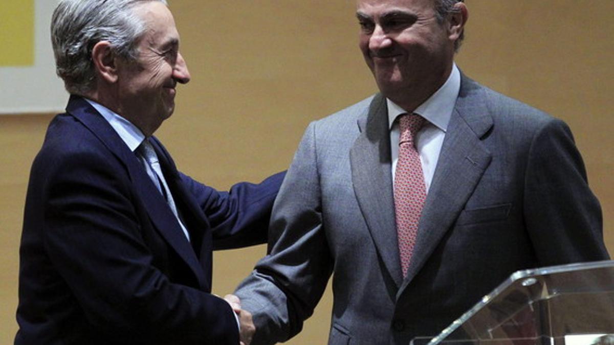 Guindos felicita al nuevo presidente de la Comisión Nacional de Mercados, José María Marín Quemada, este martes.