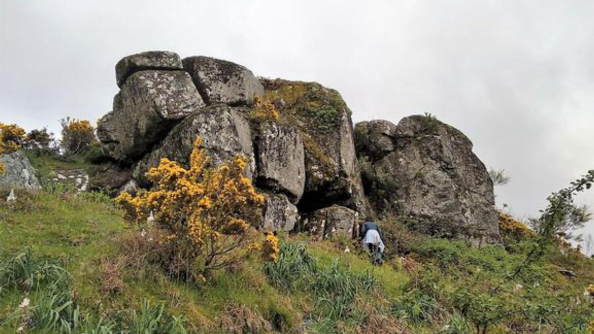 Imaxe da Penela da Cova dos Mouros de Caroi. |    