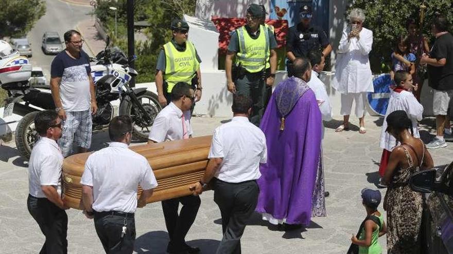 Un momento del funeral, en la iglesia de Santa Eulària. // Toni Escobar