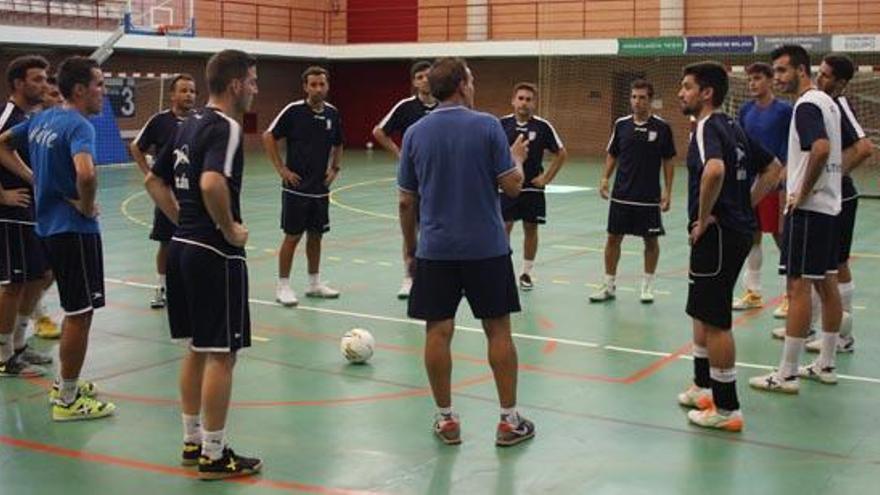 Los jugadores del UMA Antequera se entrenan desde el lunes preparando su ilusionante temporada en la Liga Nacional de Fútbol Sala, la máxima categoría de este deporte.