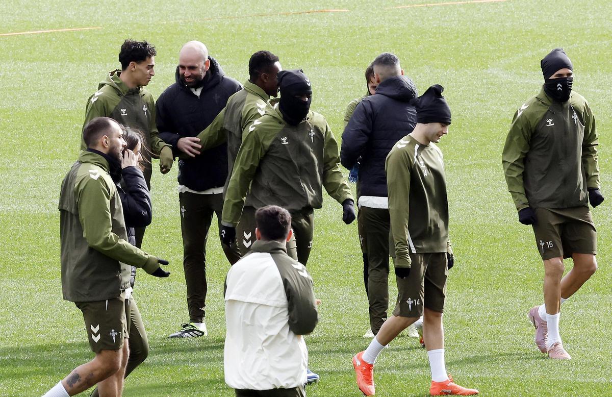 El entrenador del Celta, Claudio Giráldez, junto a sus jugadores, ayer al inicio del entrenamiento en Afouteza