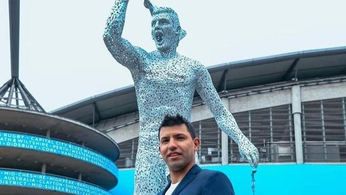 Kun Agüero junto con su estatua en el Etihad