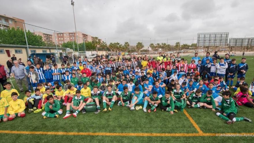 Los participantes en la Liga Comarcal de fútbol base posan en las nuevas instalaciones.con dos nuevos campos de fútbol.