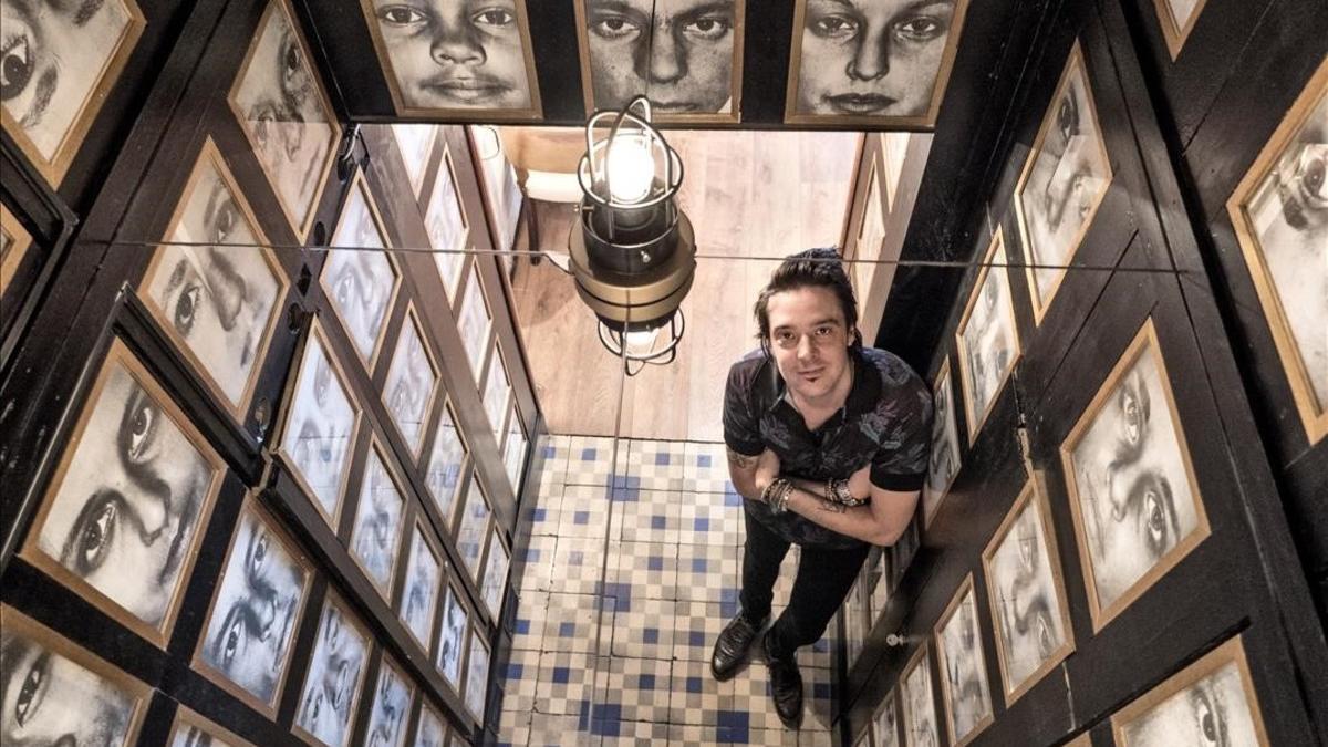 Felipe Almendros, que vuelve con 'VIP', su nueva obra gráfica, rodeado de imágenes en un restaurante de Barcelona.
