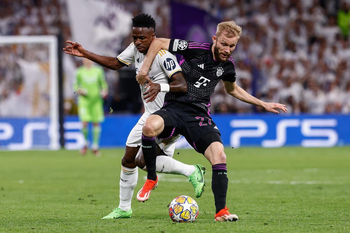 Vinicius pelea un balón al lateral del Bayern de Múnich Konrad Laimer en la Champions 2023-24.