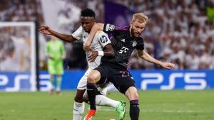Archivo - El jugador del Real Madrid Vinícius Júnior pelea un balón al lateral del Bayern de Múnich Konrad Laimer en la Champions 2023-24.