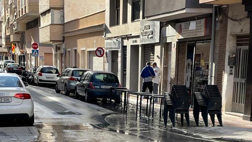 Una fuga en un depósito de agua encharca las calles de Santa Pola