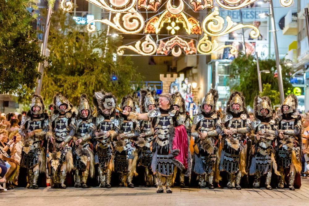 Los Moros y Cristianos hacen suyas las calles de Benidorm.