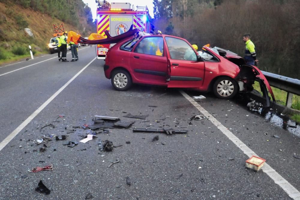 Muere una mujer y tres hombres resultan heridos en una colisión frontal en Caldas de Reis