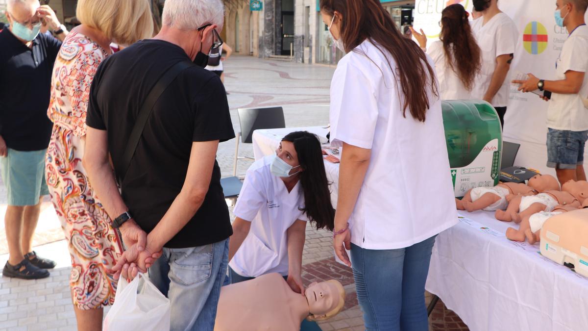 Alumnos de Enfermería del CEU de Elche durante las sesiones de prevención de riesgos cardiovasculares celebradas en el municipio.