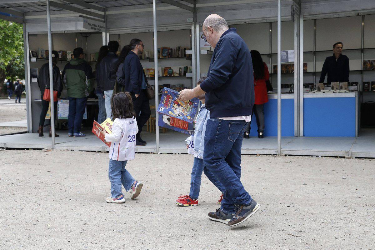 Los libros unen a mayores y menores en la Feria del Libro de Santiago.