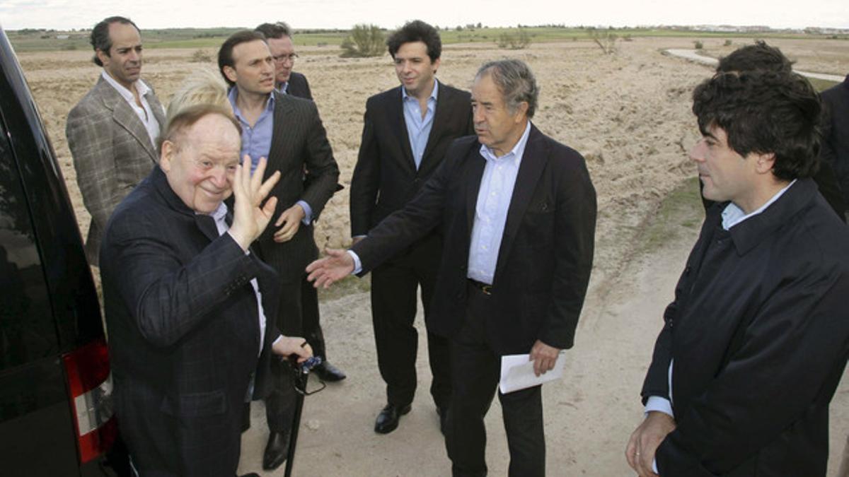 El magnate Sheldon Adelson, durante su visita a los terrenos ubicados en el municipio madrileño de Alcorcón, el pasado mayo.