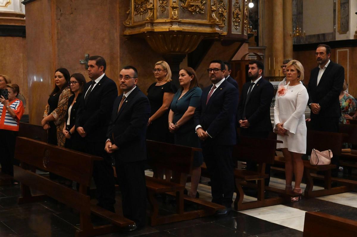 Las autoridades municipales asistentes al acto, encabezadas por el alcalde, José Benlloch.