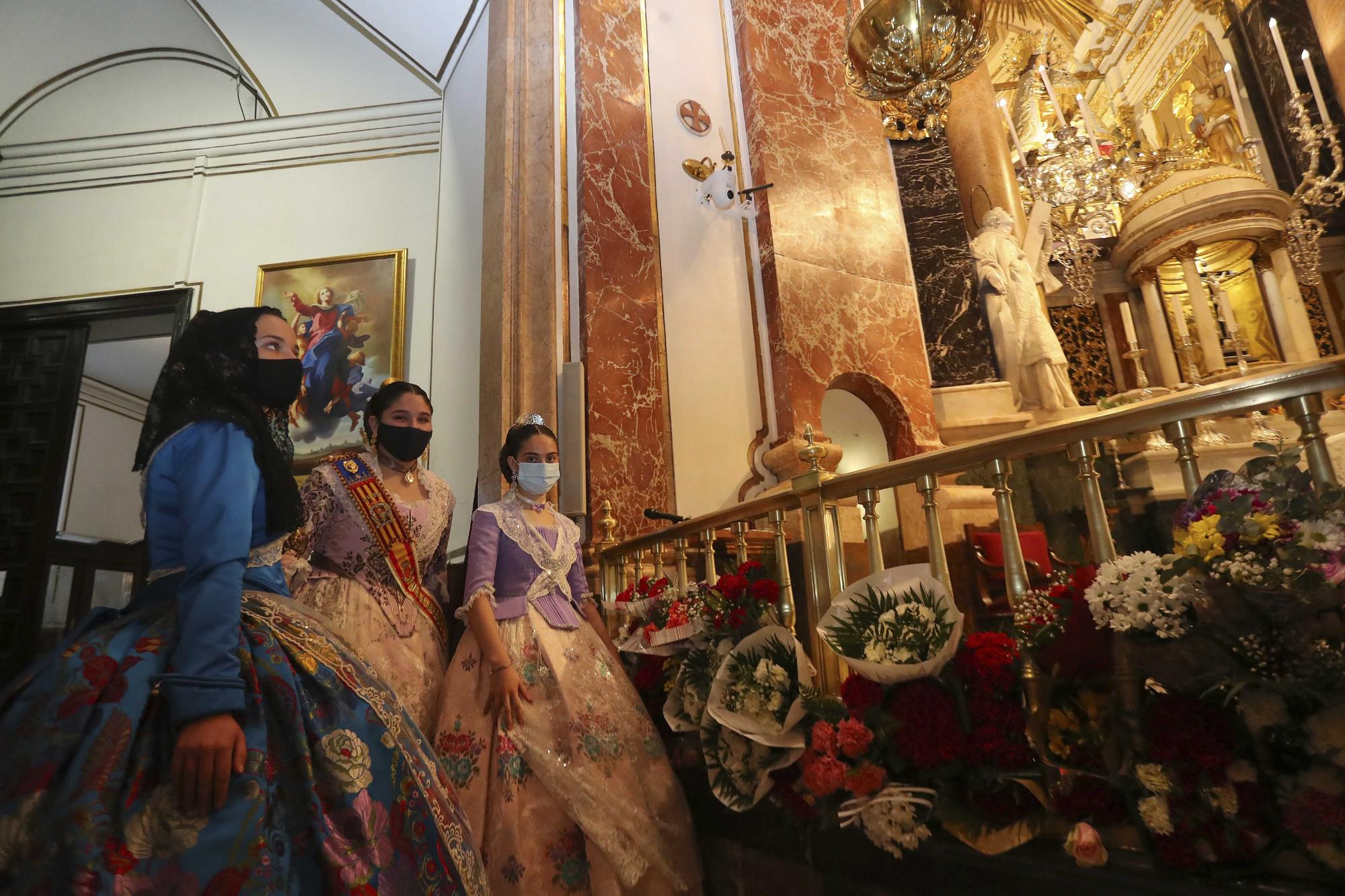 Flores de los falleros a la Virgen en el primer día de la "no ofrenda"