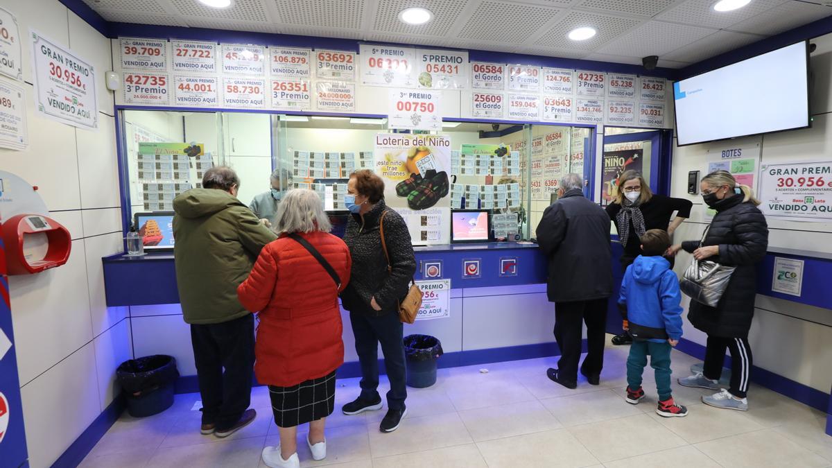 Una Administración de Loterías registra una alta afluencia para adquirir décimos del sorteo de El Niño, este martes.