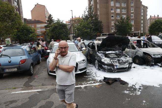 El incendio de varios coches en un parking de Gijón, en imágenes