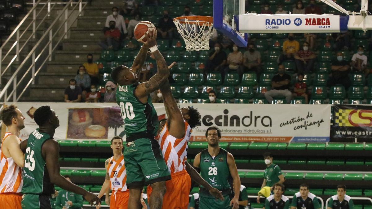 Mbala lanza a canasta defendido por un jugador del Coruña.