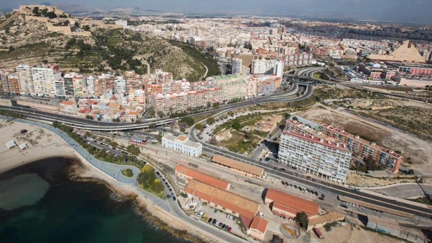 Imagen aérea de Alicante con el barrio de Sangueta en primer término