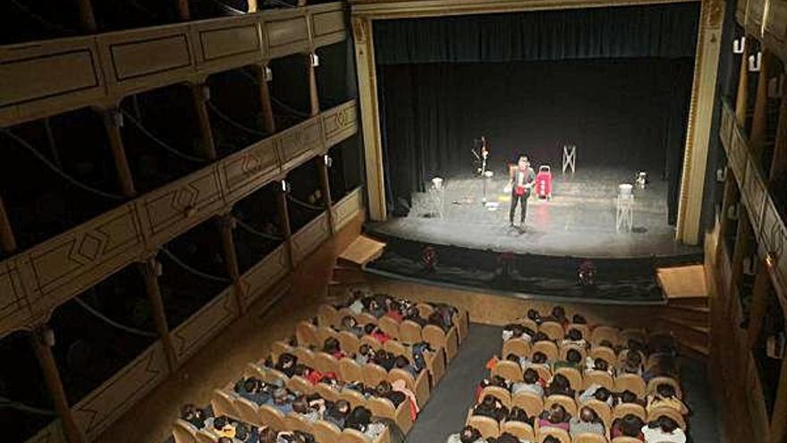 Arriba a la izquierda, el patio de butacas del teatro Latorre, lleno de familias durante la gala de magia. Arriba a la derecha, una niña asiste desde el escenario a uno de los trucos de Pepín Banzo. Abajo, un momento de la obra &quot;Coordenadas ¡No nos olvidarán!&quot;.