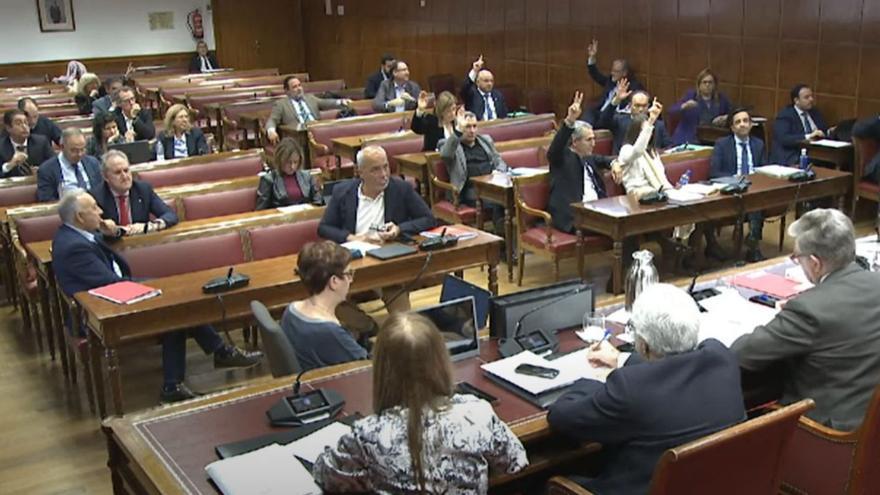 Crespo (en la segunda fila de la derecha) en la comisión de ayer en el Senado.