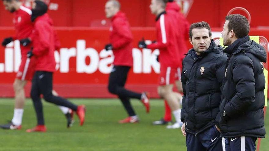 Rubén Baraja charla con José Ramón Rodríguez, segundo entrenador, en la sesión de ayer en El Molinón.