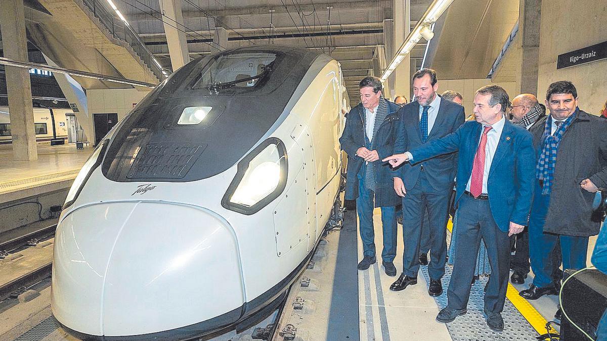El ministro Óscar Puente, en la prueba de los trenes abril de Vigo, el pasado diciembre.