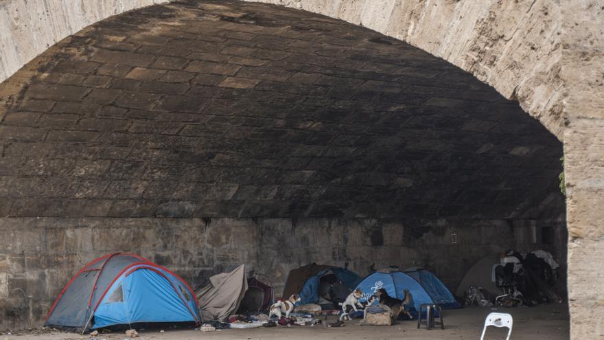 Tiendas de campaña bajo un puente