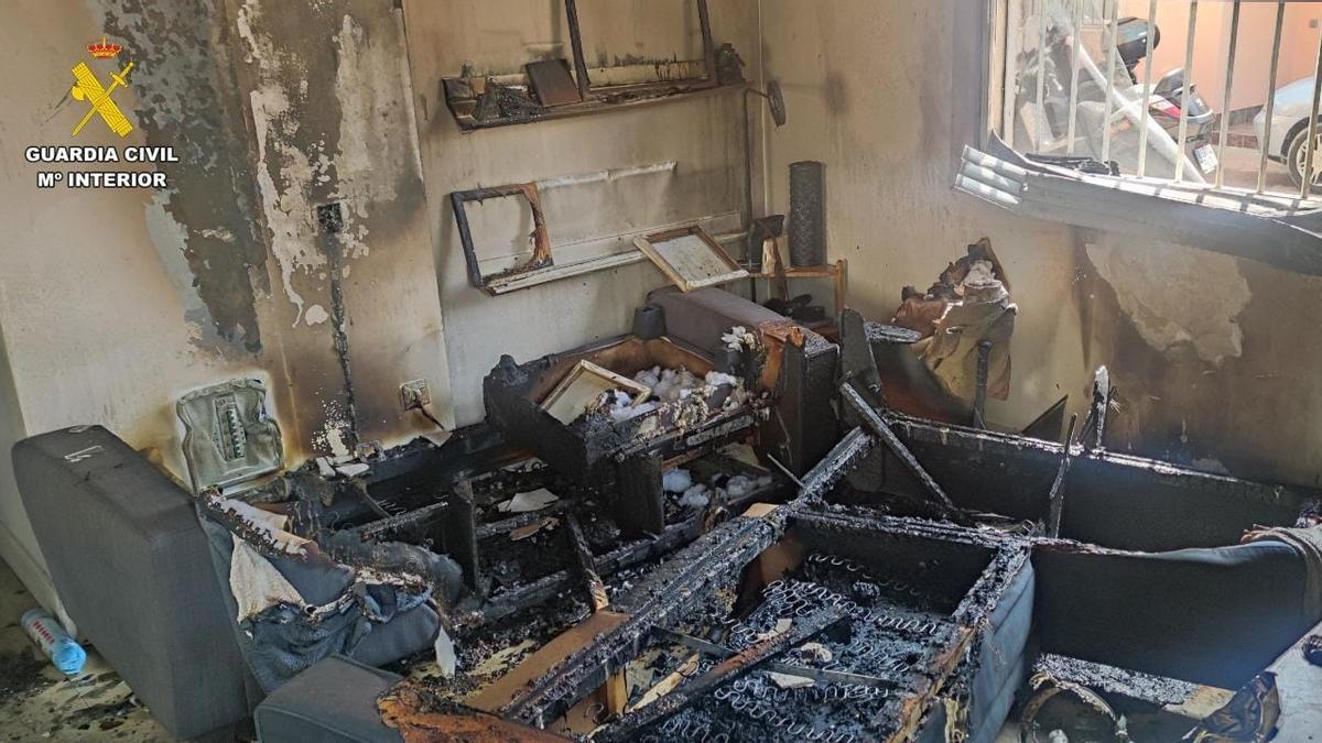 Imagen del incendio provocado en la vivienda de una anciana en Gines
