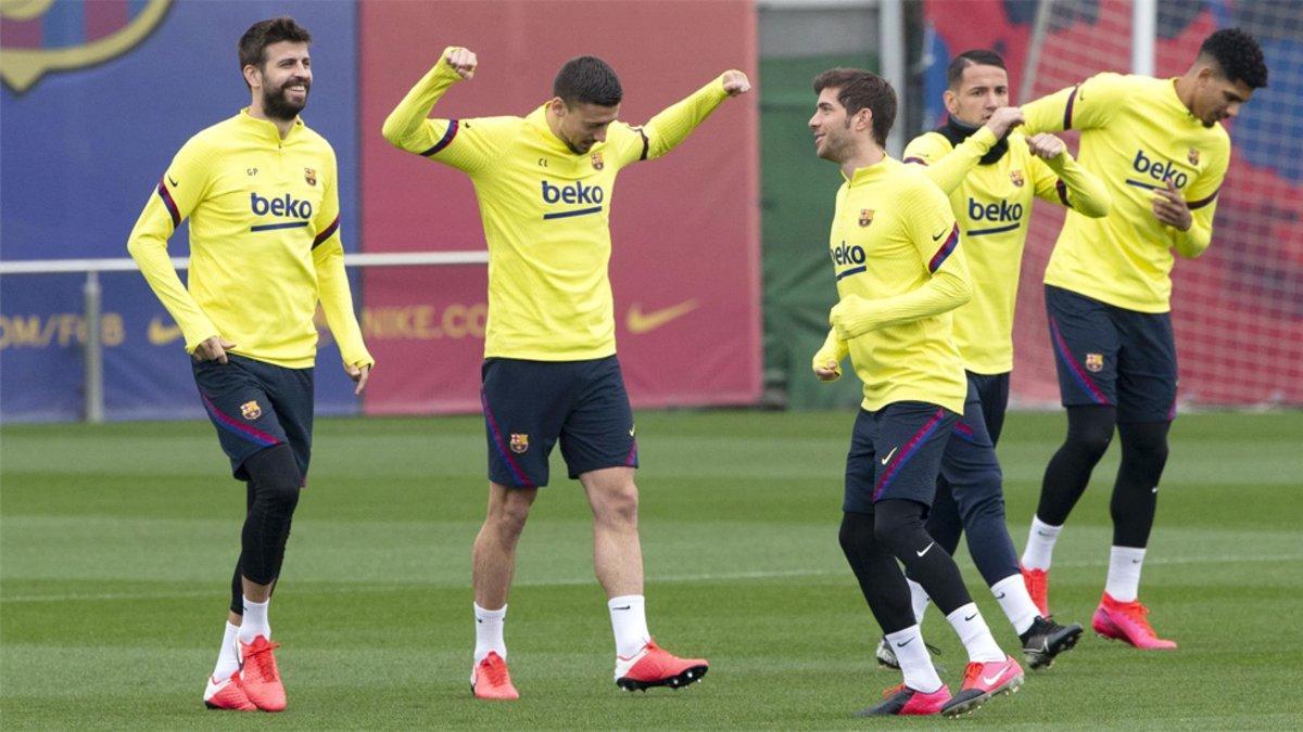 Gerard Piqué, Clément Lenglet y Sergi Roberto durante un entrenamiento del FC Barcelona