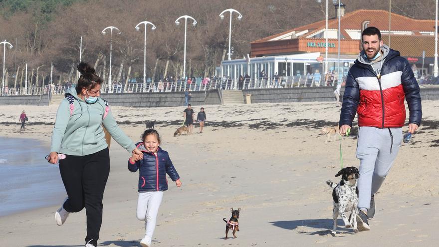 Vigueses y mascotas disfrutan del buen tiempo en Samil