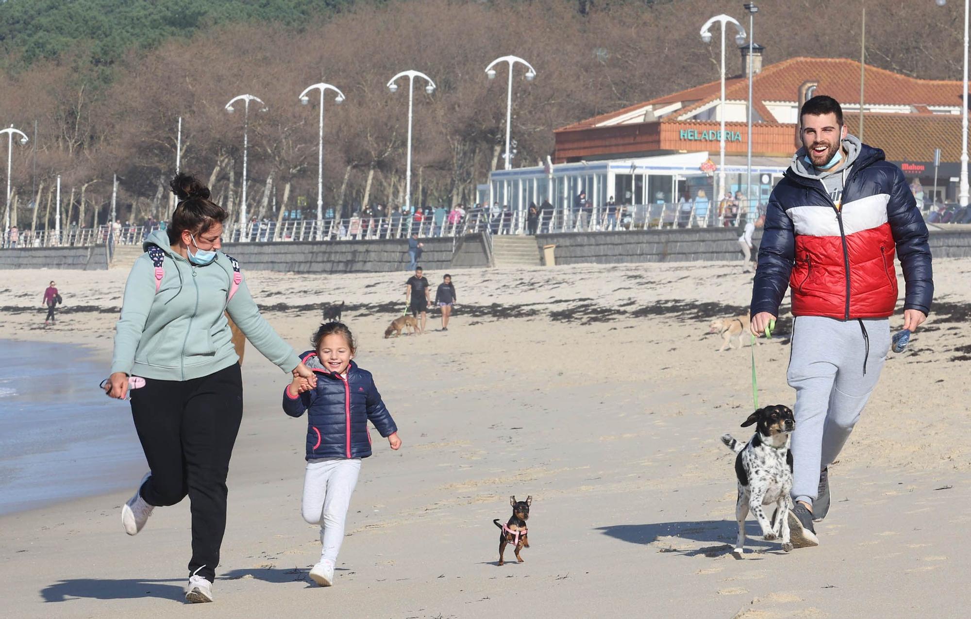 Vigueses y mascotas disfrutan del buen tiempo en Samil