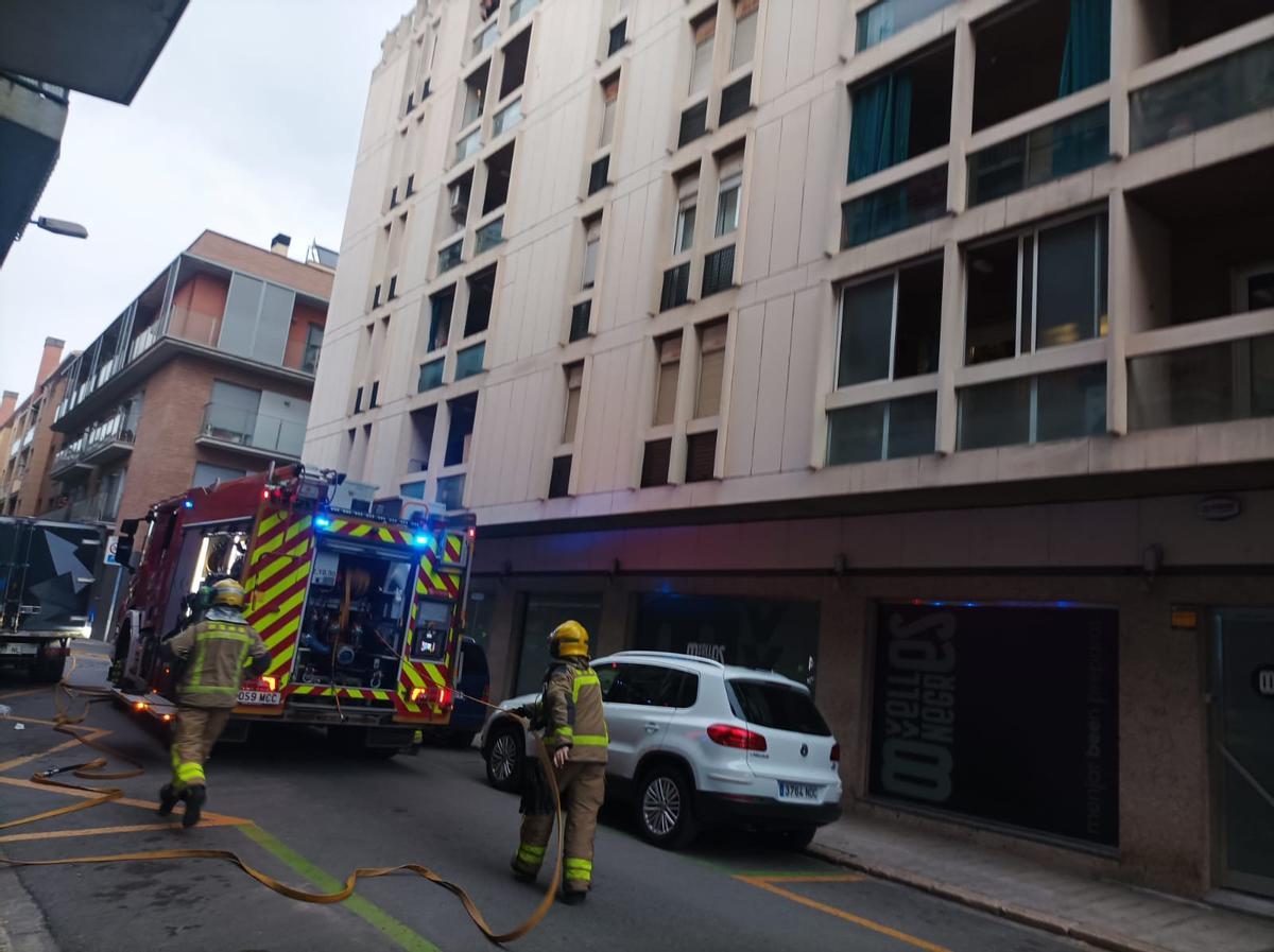 Els Bombers treballant en el lloc dels fets