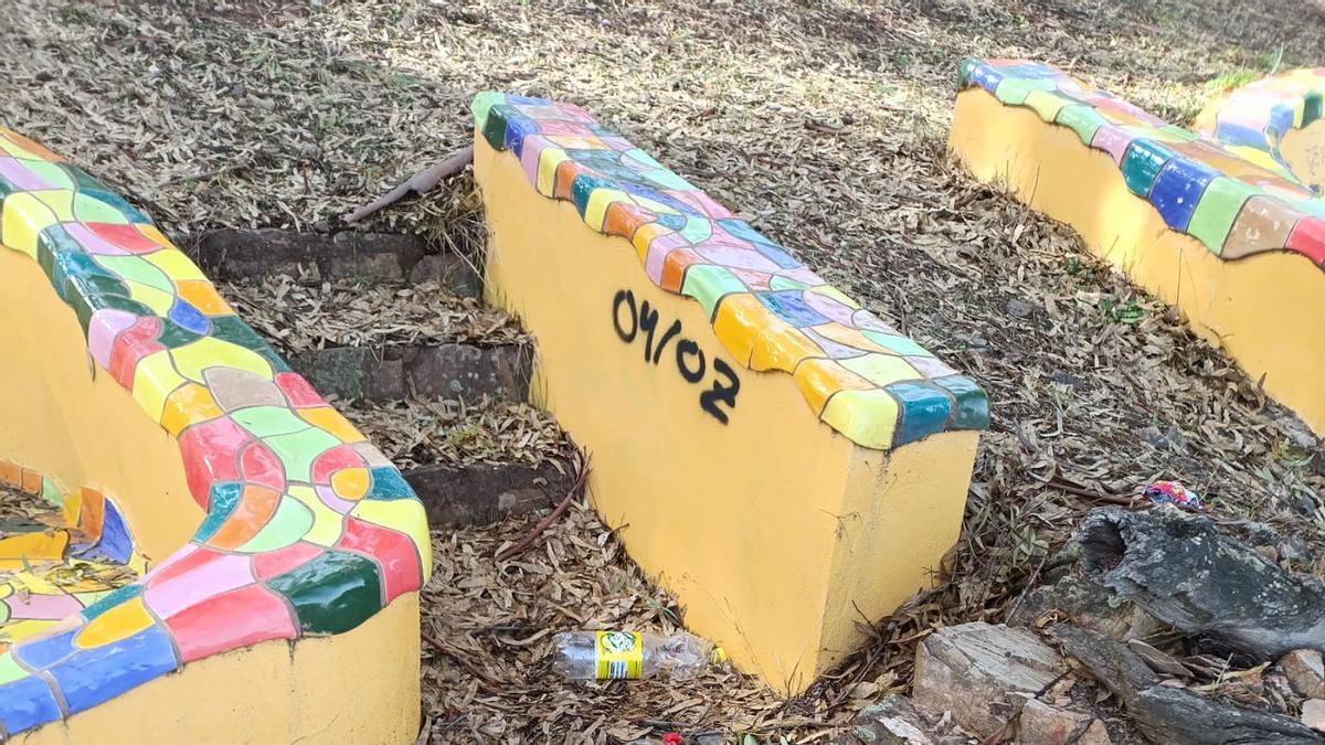 Galería | Consecuencias de los botellones en el Paseo Alto de Cáceres