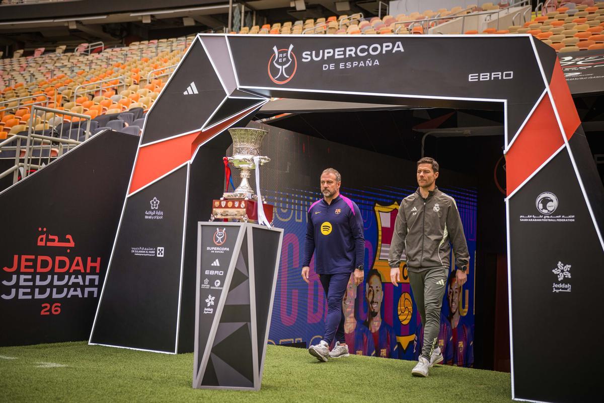 Hansi Flick y Xabi Alonso llegan a la final de Supercopa en circunstancias muy diferentes