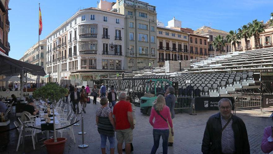 Tribuna de Semana Santa en la plaza de la Constitución durante su cololación el año pasado.