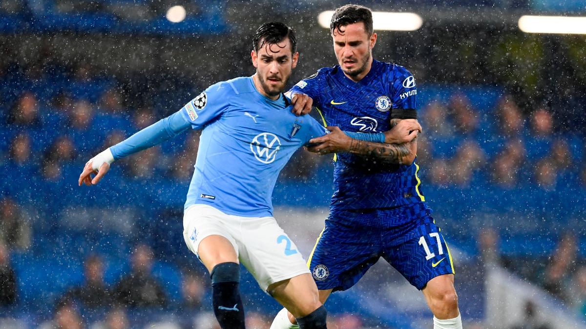 Saúl Ñíguez presiona a un jugador del Malmö en partido de la Champions League