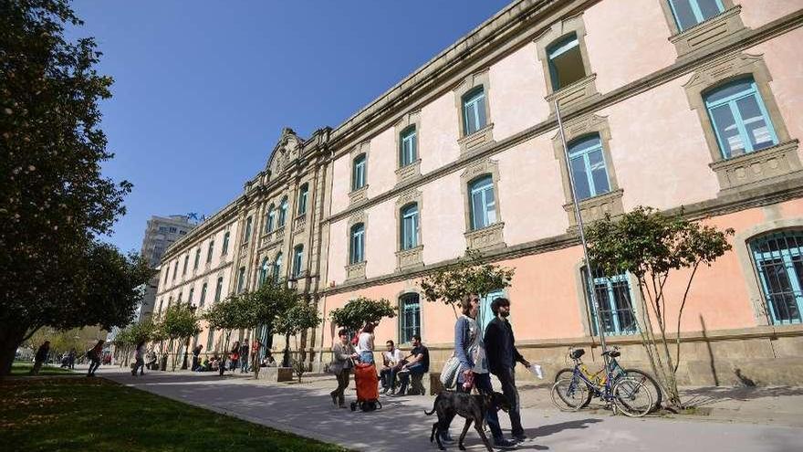 Exterior de la Facultad de Bellas Artes del campus pontevedrés. // Gustavo Santos