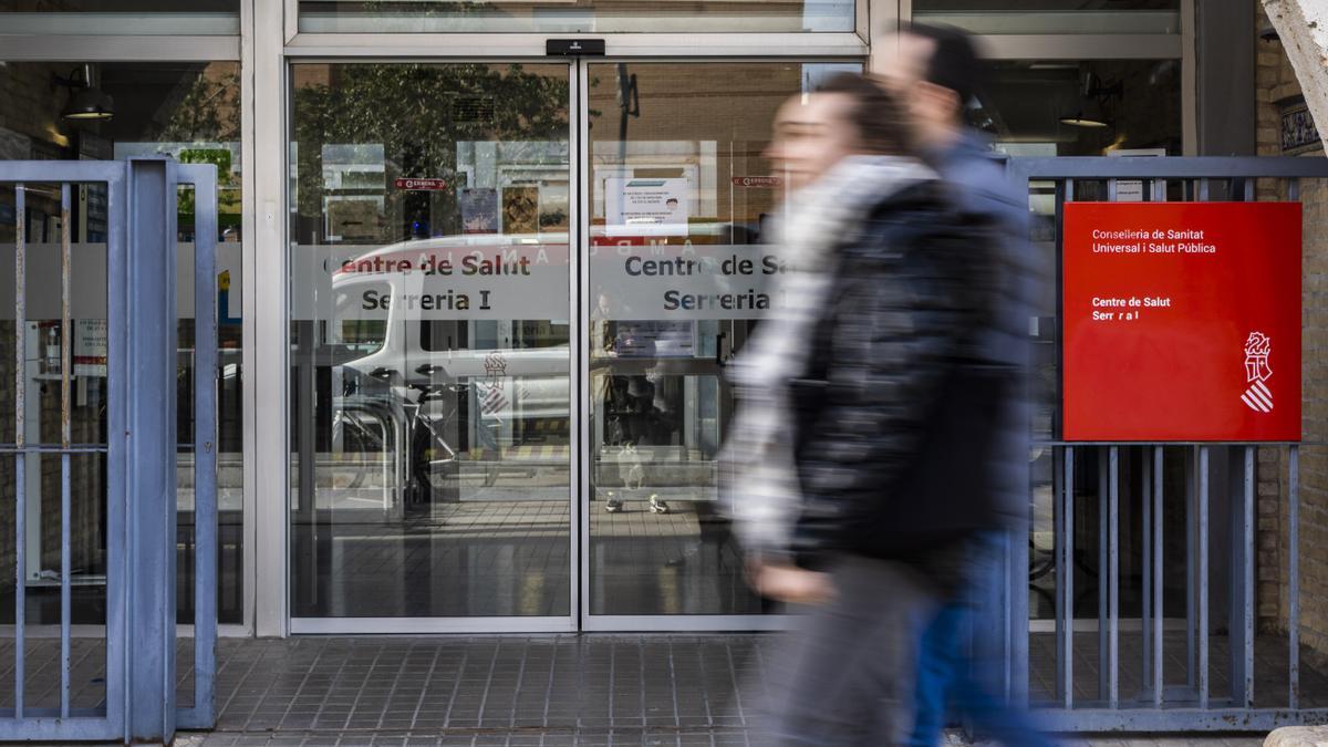 Imagen de la puerta del centro de salud de Serrería I, en València.